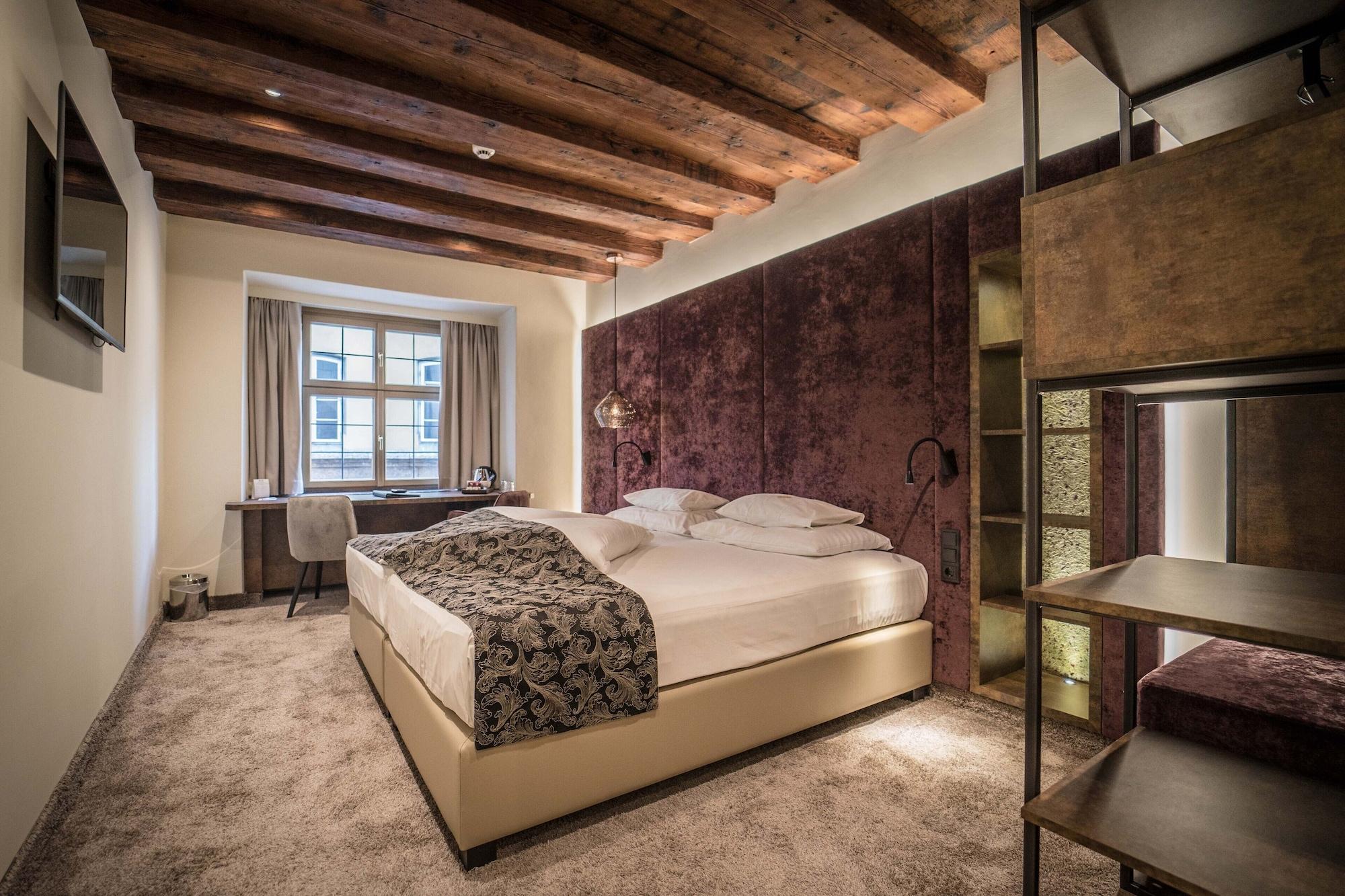 Western Goldener Adler Hotel