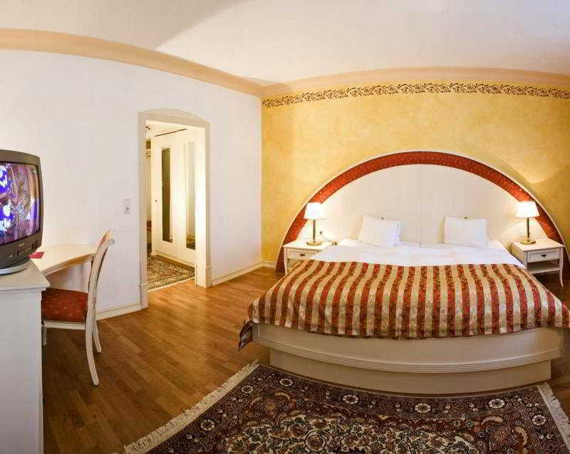 Western Goldener Adler Hotel